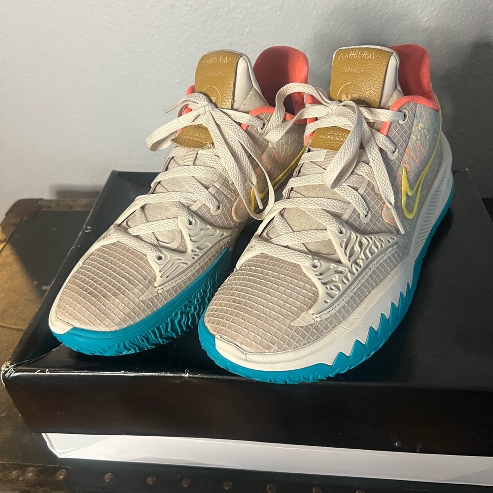 Nike Men's Athletic Shoes - Cream and Blue